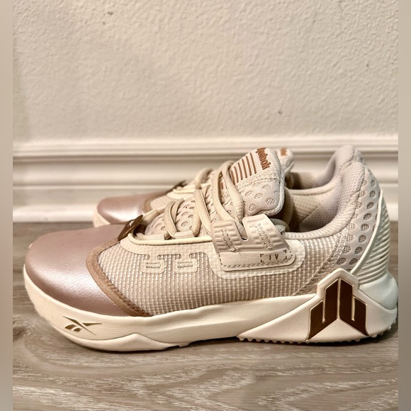 Reebok JJ IV Training Shoe “His & Her” in Chalk and Champagne- size 6 - Picture 3 of 7